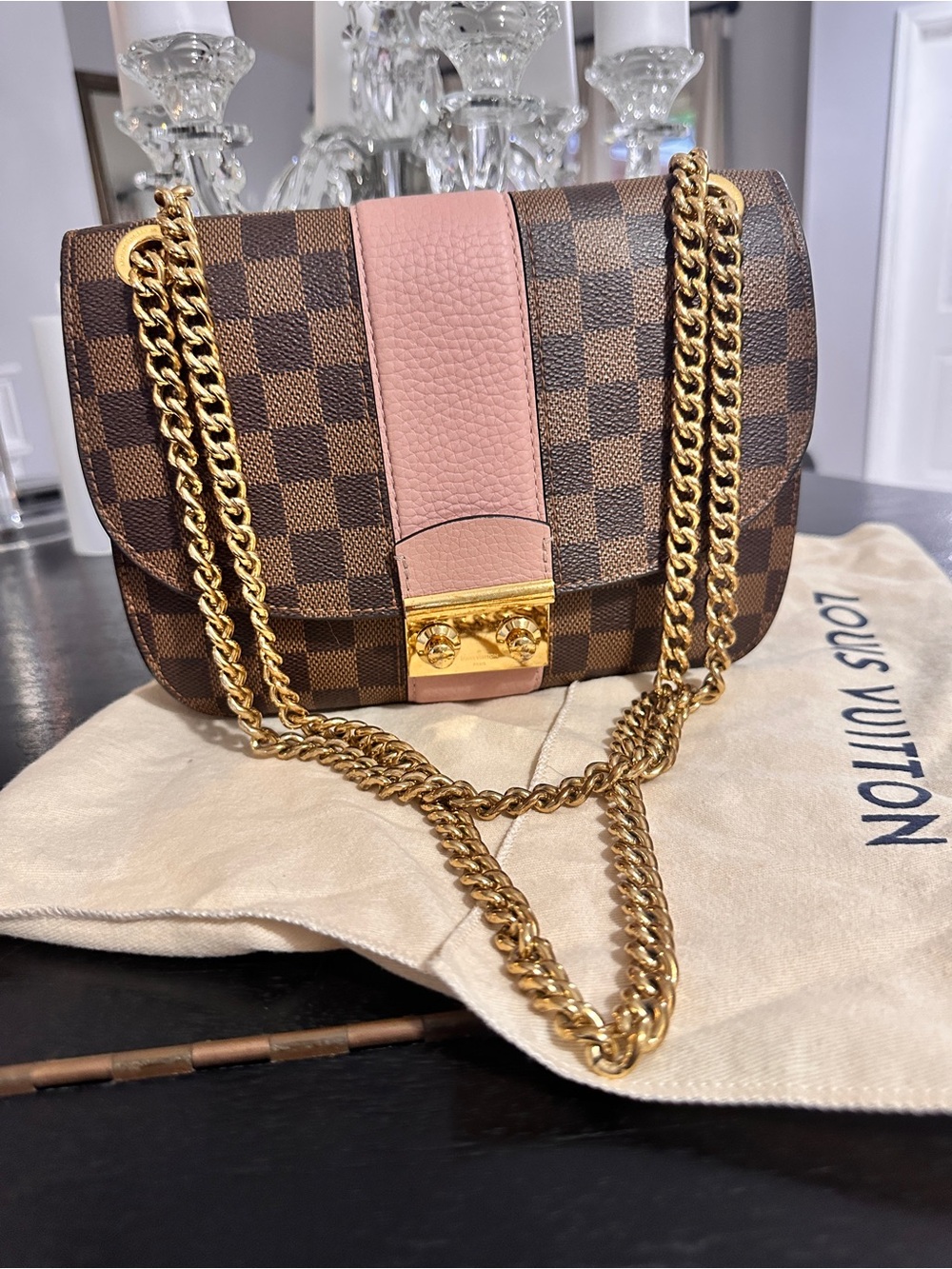 Louis Vuitton Magnolia
Damier Ebene Cuir Taurillon
Wight Chain Bag